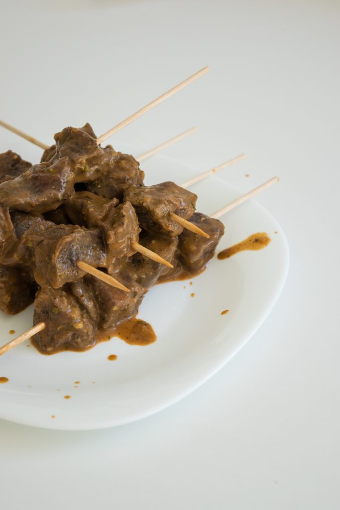 Kengūrienos kebabai su avinžirnių ir knyvos salotomis 