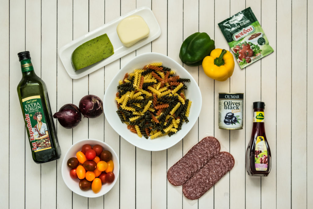 Tobulos spalvingos makaronų salotos