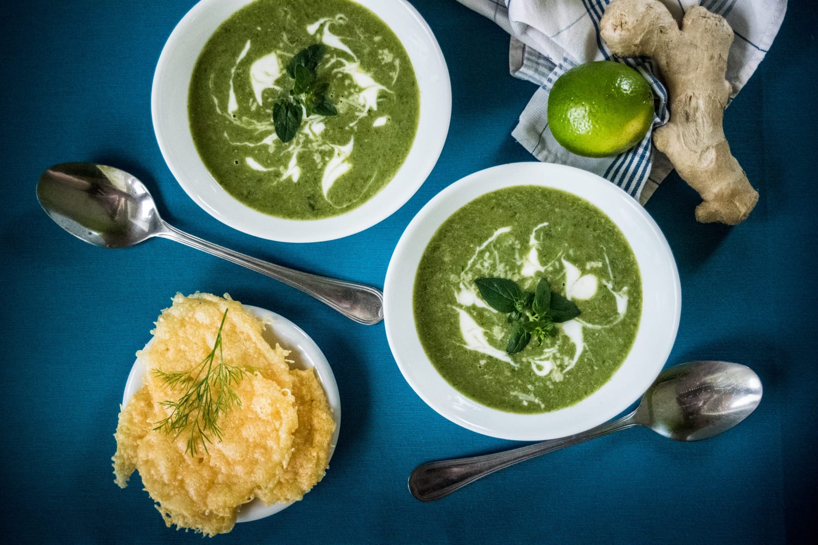 Trinta Svogūnų Laiškų ir Žirnelių Sriuba su Imbieru bei Parmezano Traškučiais 🍵🧀