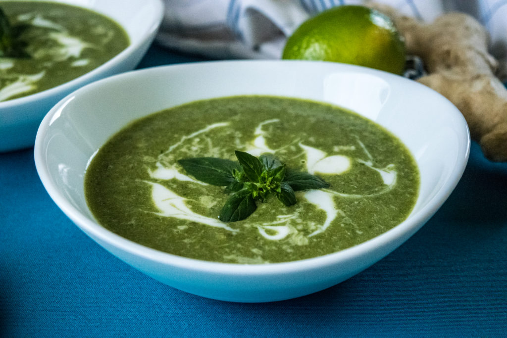 Trinta Svogūnų Laiškų ir Žirnelių Sriuba su Imbieru bei Parmezano Traškučiais