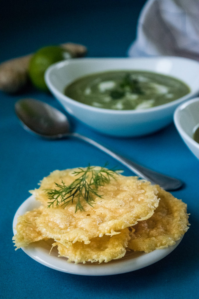 Trinta Svogūnų Laiškų ir Žirnelių Sriuba su Imbieru bei Parmezano Traškučiais